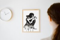 Étreinte Intime : Jeune Couple Nu en Encre Minimaliste - Image 4